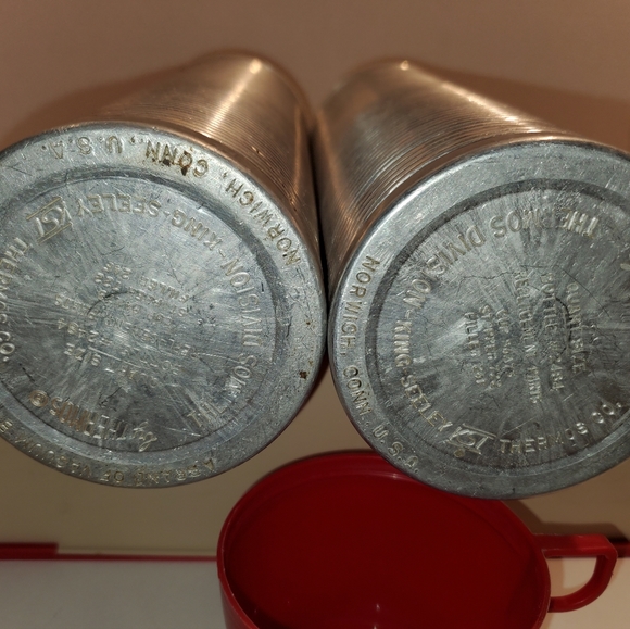 Vintage Thermos Lot W 2 Qt Sz Bottles Slide Lid Container & Drinking Cups - Picture 6 of 16